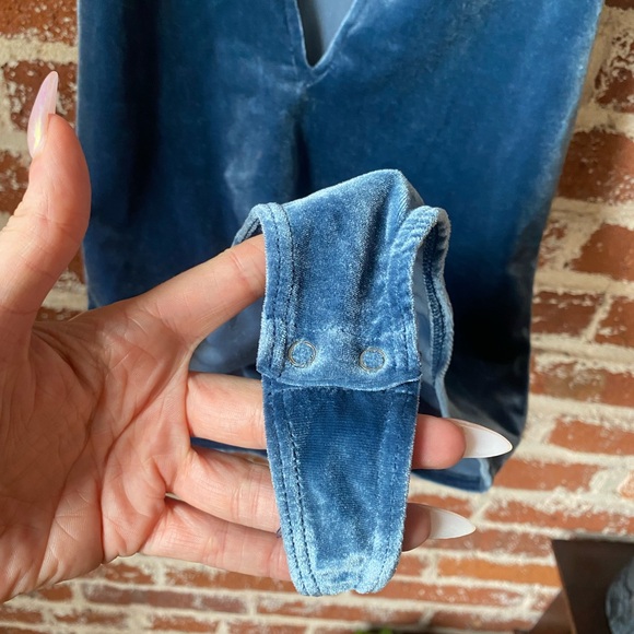 Express blue velvet bodysuit - Picture 2 of 5